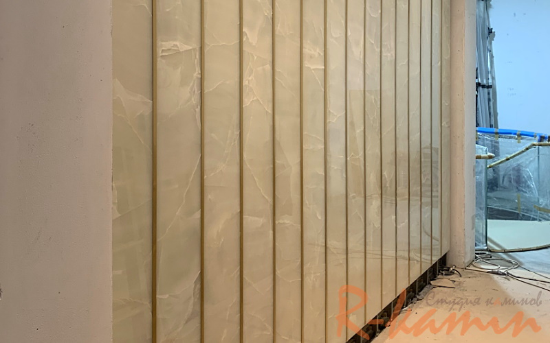 Стена из ониска с подсветкой с латунными вставками в Москве, заказать в Р-Камин